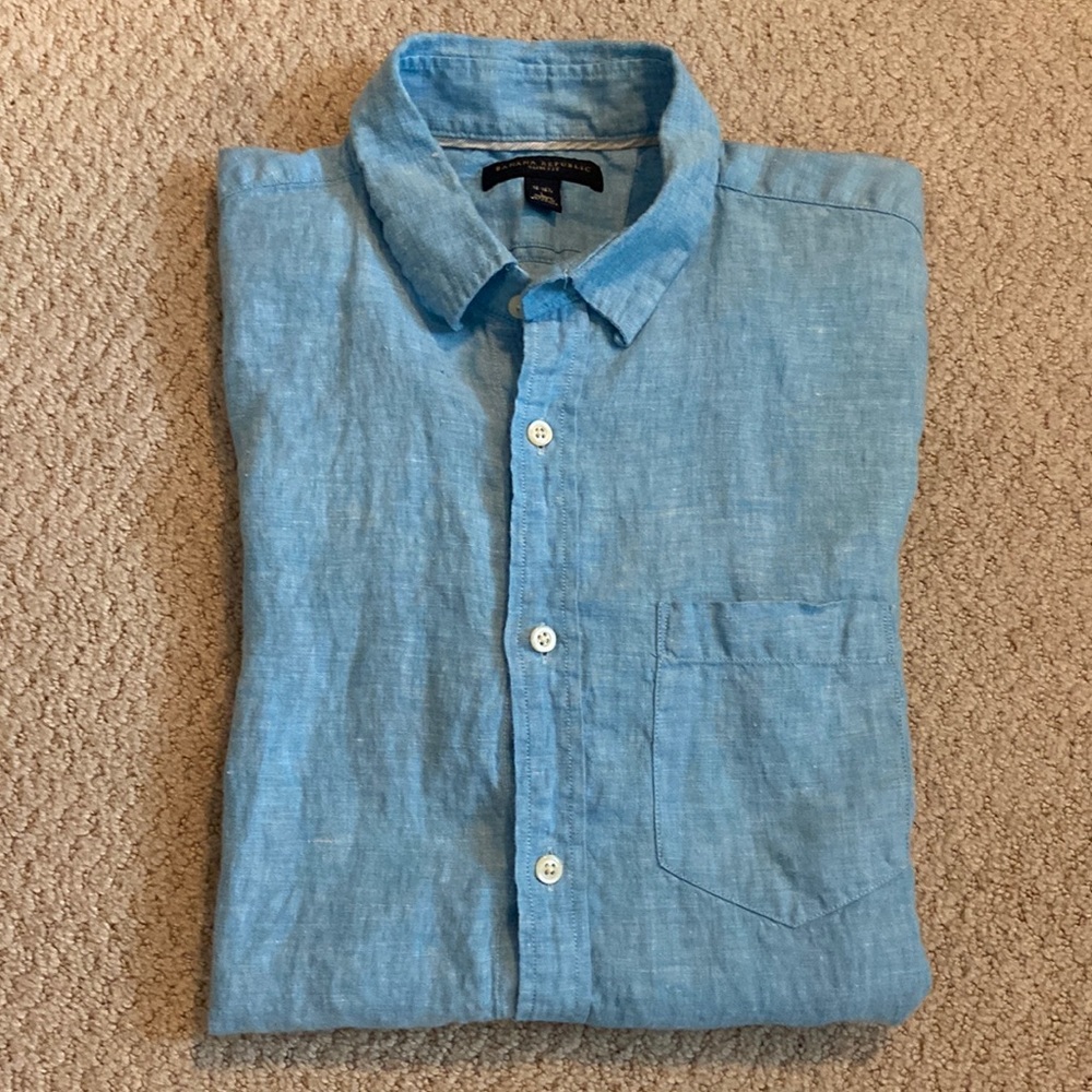 Banana Republic slim fit short sleeve linen shirt.  Light blue.  Large.